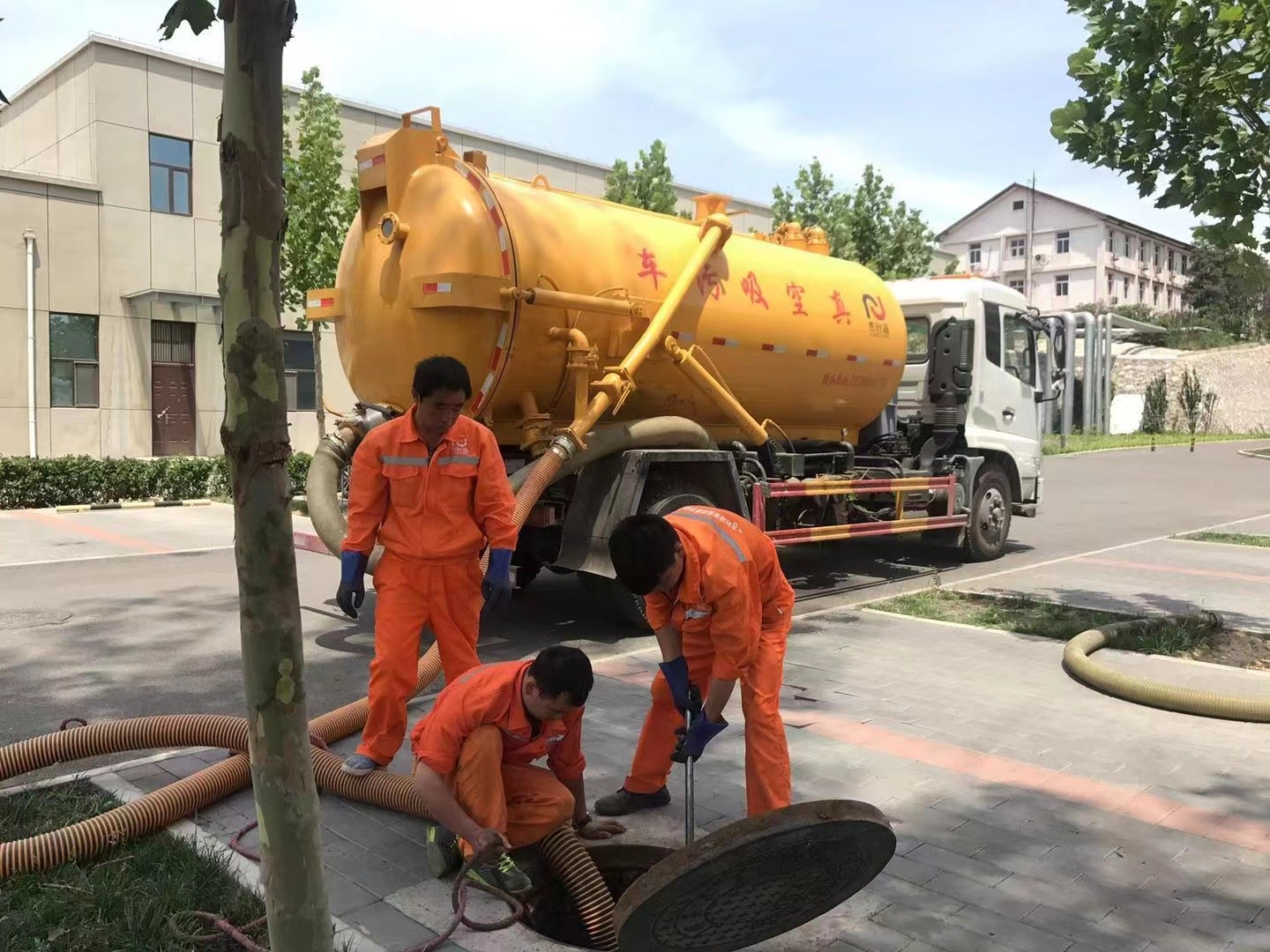 金州管道疏通车停在窨井附近