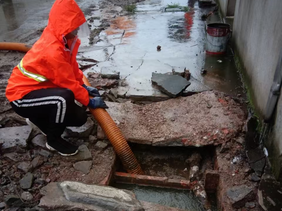 金州专业清理污水池 炜誉市政以规范流程守护城市 “肠道”